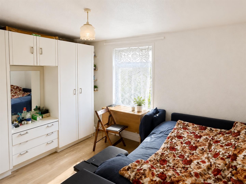 St. Helen Close, Uxbridge - View 3