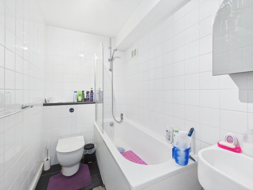 Apartment in Slough - View 4