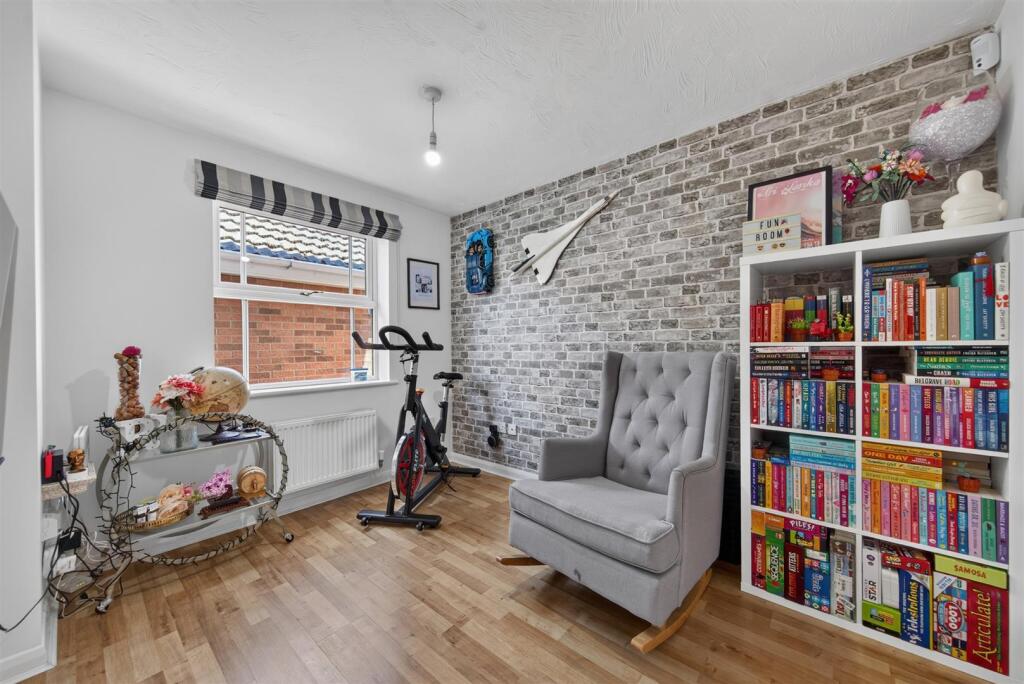 NN15 - Wilkie Close, Kettering - View 5