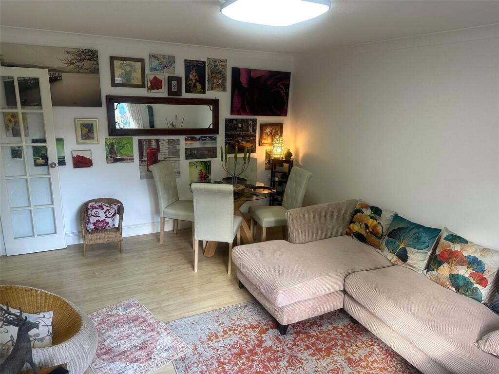Apartment in Slough - More