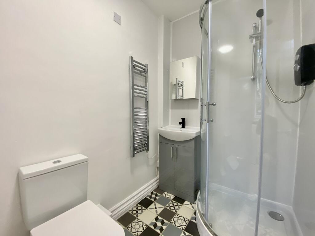 Apartment in Manchester, Parrs Wood, Didsbury - View 3