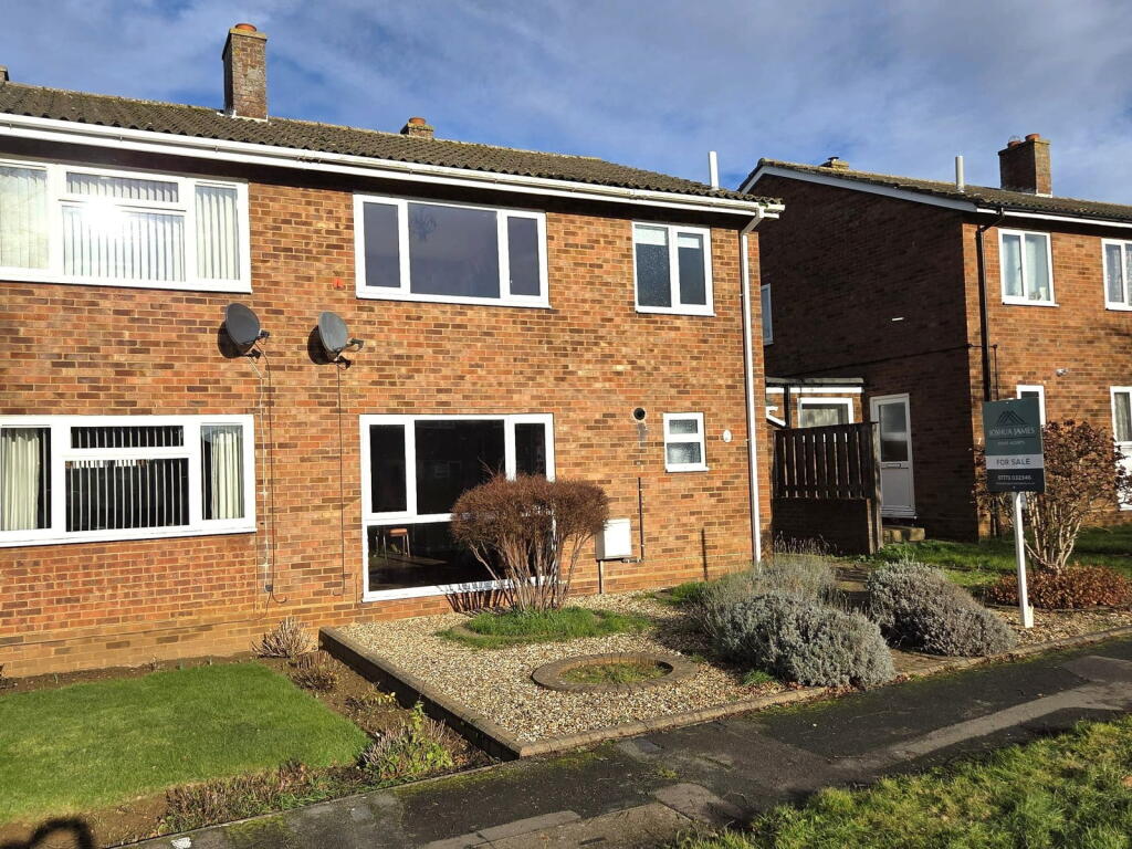 Almond Drive, Gamlingay SG19 3NA photo 2