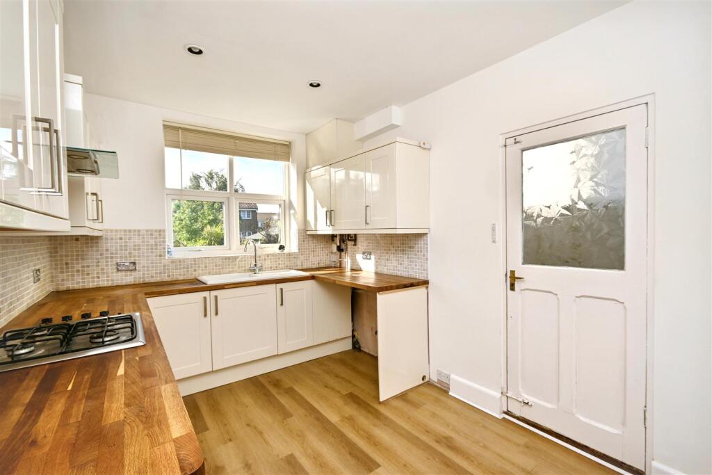 Moy Avenue, Eastbourne photo 5