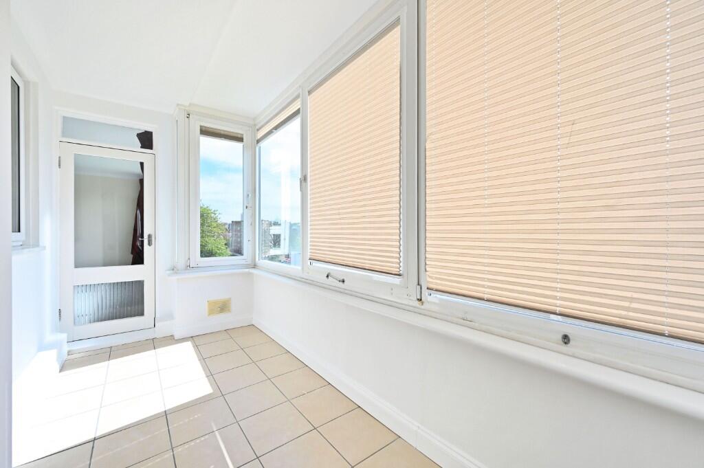 Apartment in Eastbourne, East Sussex - View 4