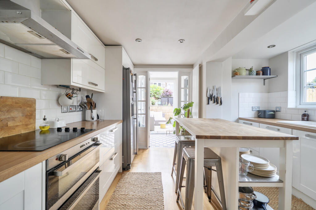 House in Dacorum, Apsley - More