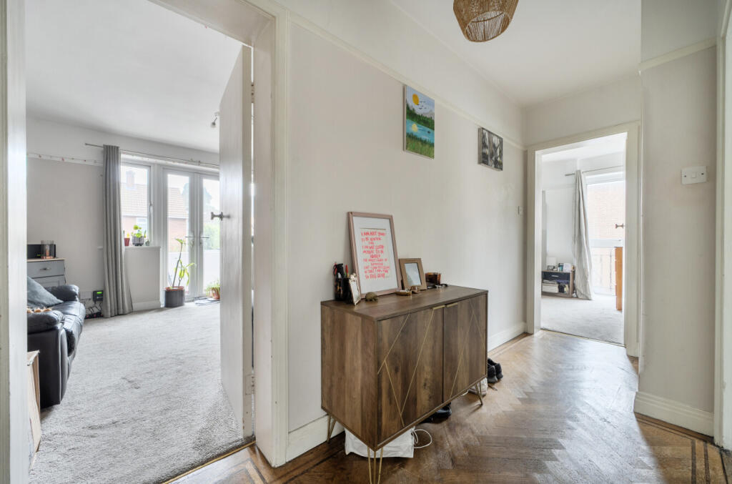 Courtlands, Maidenhead, Berkshire photo 4