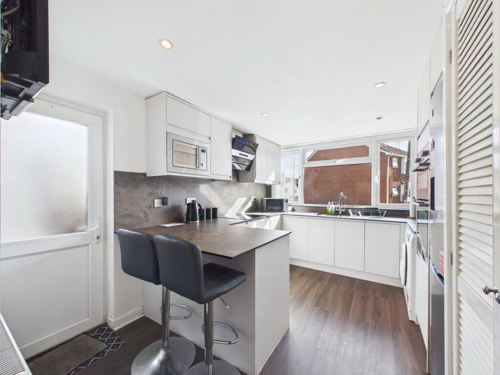 Apartment in Torquay, Torbay - View 5