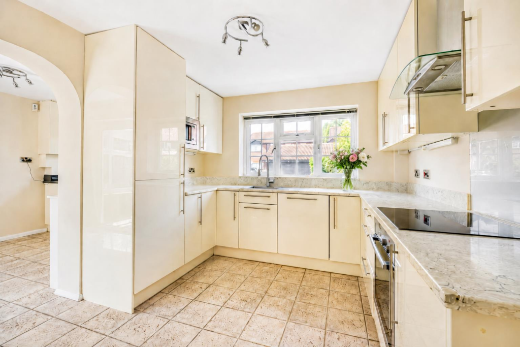 House in Sutton - View 5
