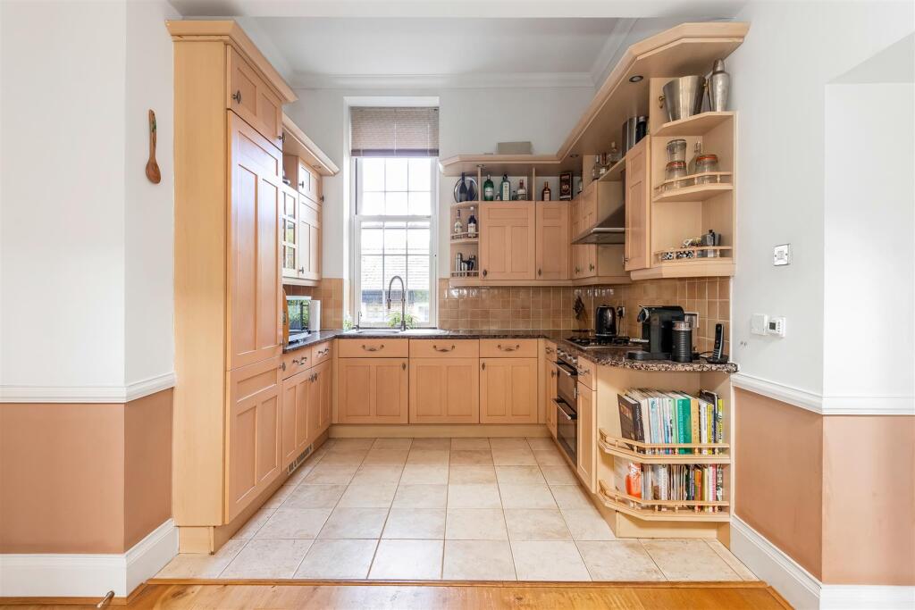 House in Croydon - View 4