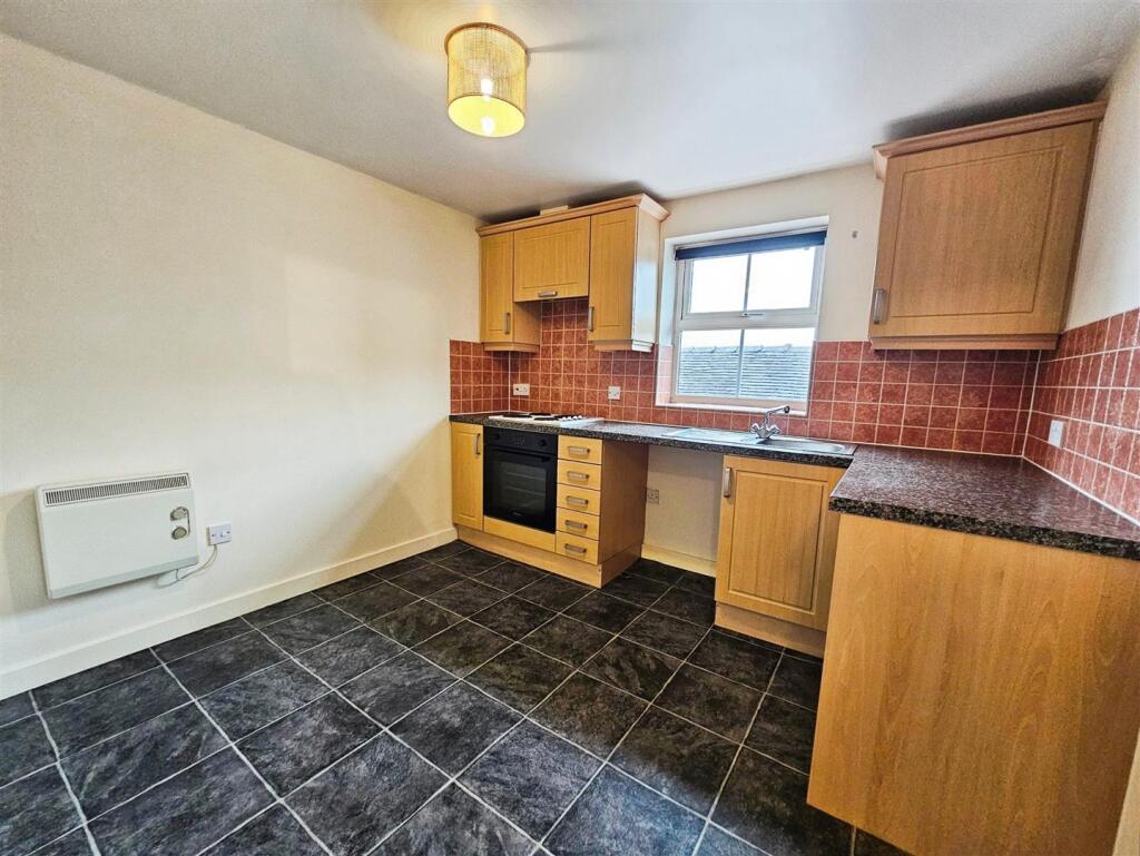 Fairfax Close, Biddulph, Stoke-On-Trent photo 4