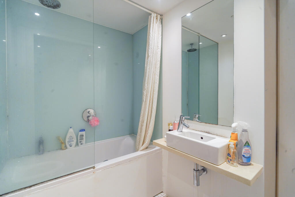Apartment in Salford, Greater Manchester - View 5