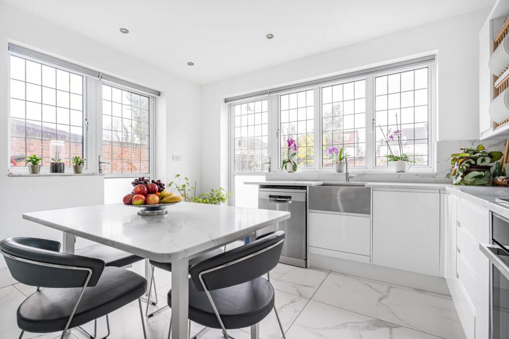 Burleigh Gardens, Southgate, N14 photo 4