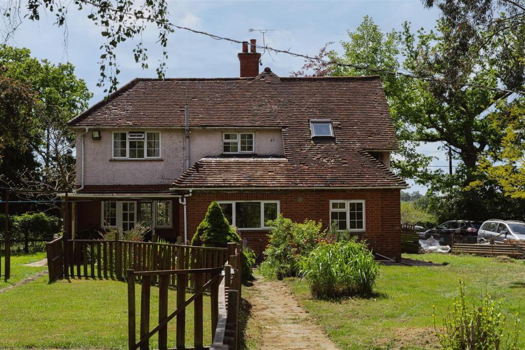 House in Tandridge, Nutfield