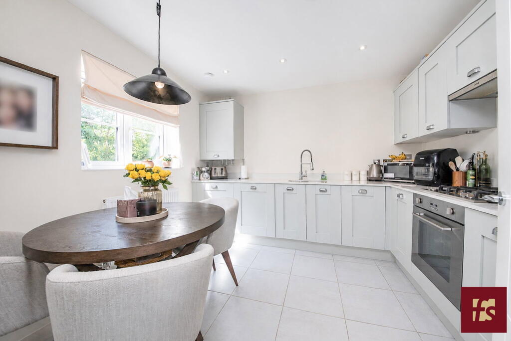 Dashers Close, Crowthorne, RG45 6GX photo 2