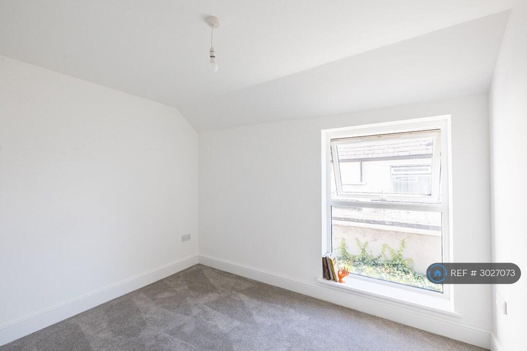 Apartment in Cardiff, Adamsdown - View 4