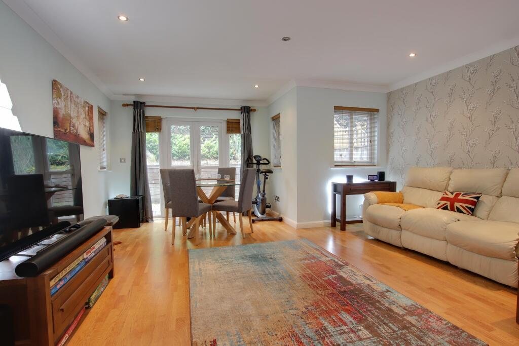 19c Riverside Avenue photo 2