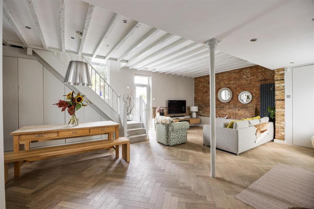 House in London, Forest Gate - More