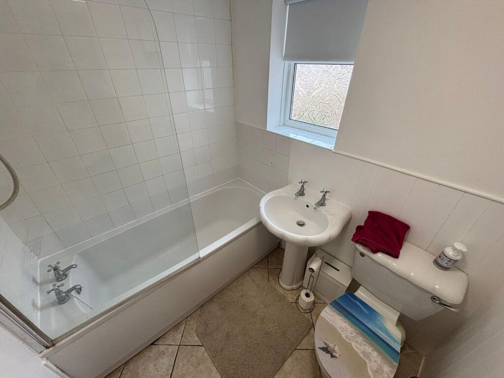 House in Hull - View 4