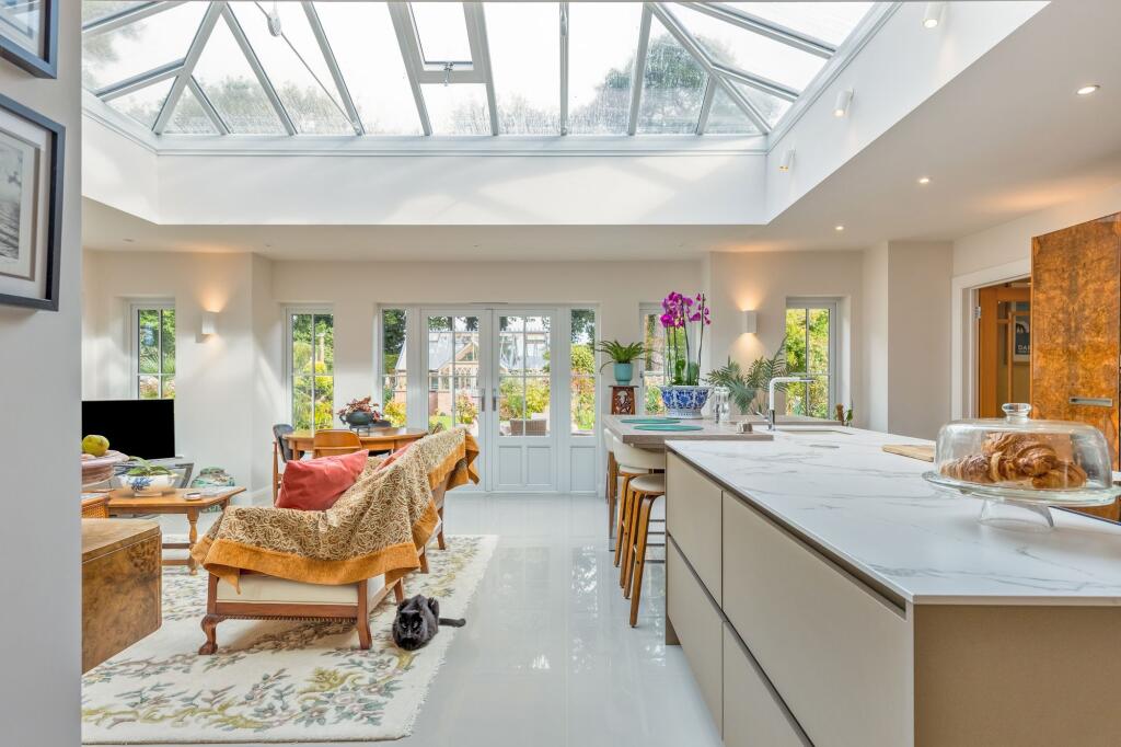 Elegant Four Bedroom Country Home in High Kelling photo 2