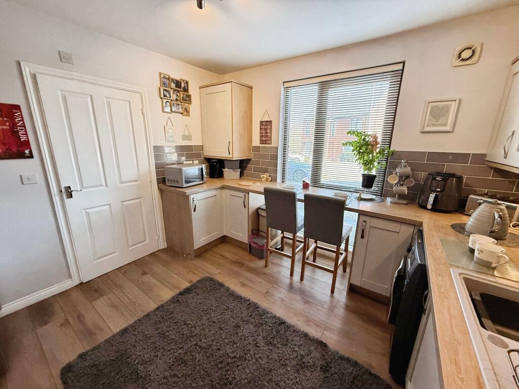 Glen Way, Ketley, TF1 photo 4