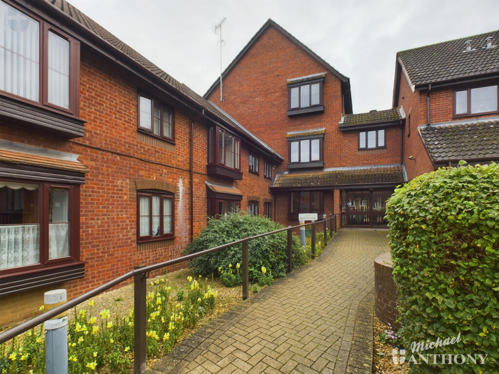 1-bed other on Churchill Court, Beaconsfield Road, Aylesbury, £65,000