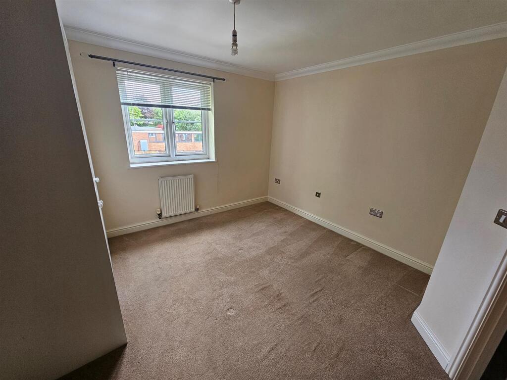 Apartment in Aylesbury, Buckinghamshire - View 5