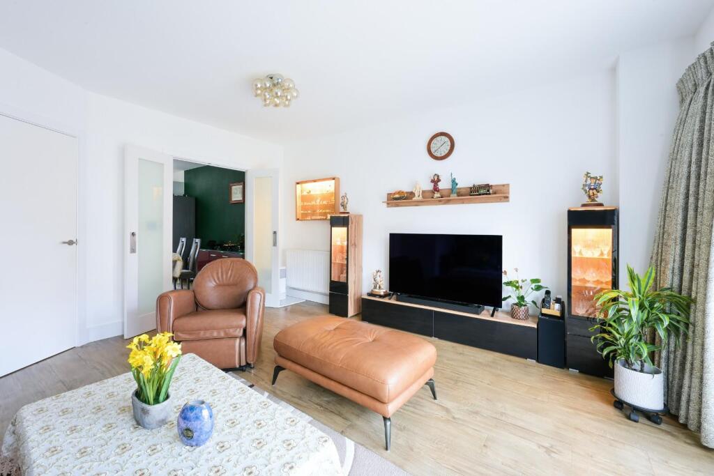 House in Reigate and Banstead, Nork - View 5