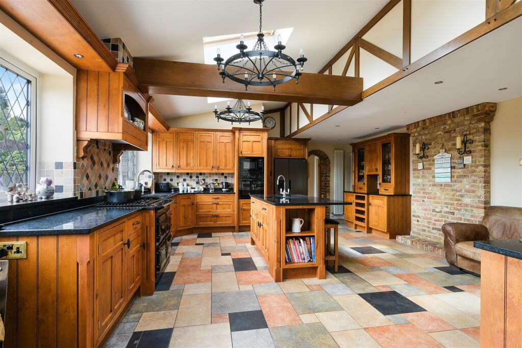 House in Sutton - View 2