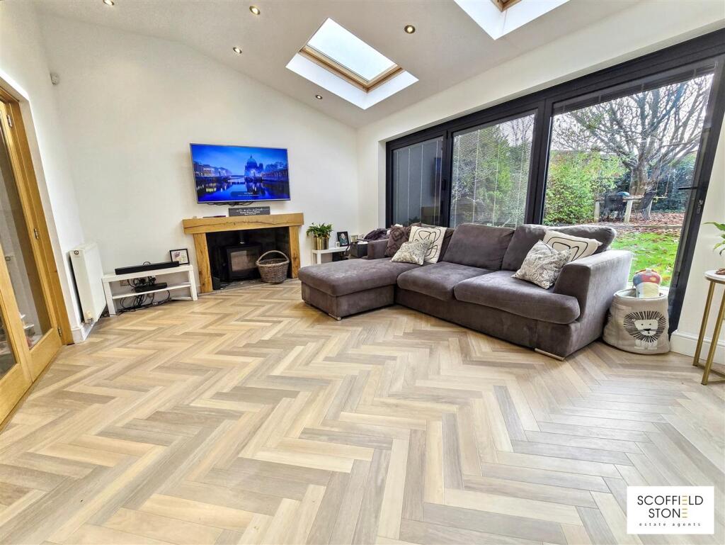 Churchill Drive, Hilton, Derby photo 4