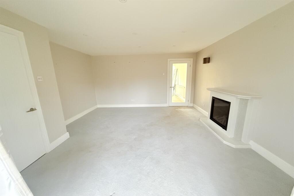 Suffolk Close, Woolston, Warrington, WA1 4DB photo 4