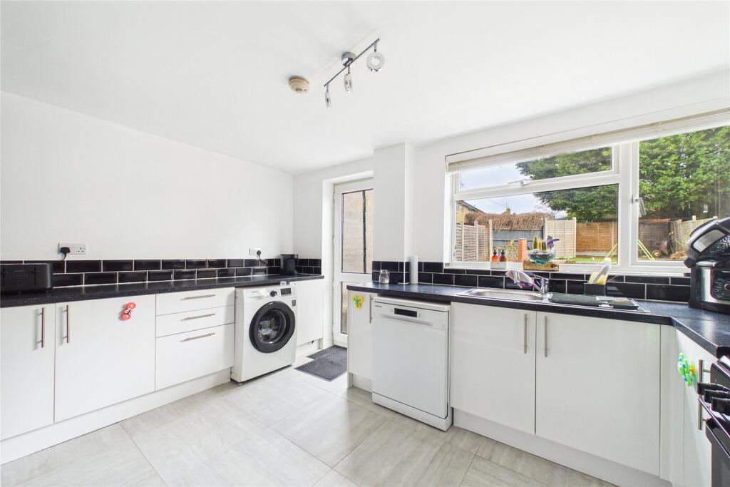 Clayton Grove, Bracknell, Berkshire, RG12 photo 2