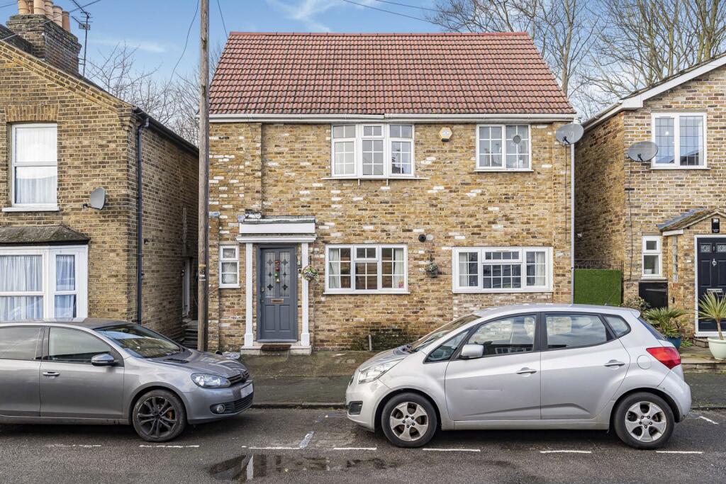 5-bed detached on Farmers Road, Staines-upon-Thames, Surrey, TW18, £635,000
