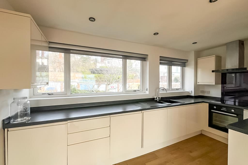 Apartment in Southend-on-Sea - View 5