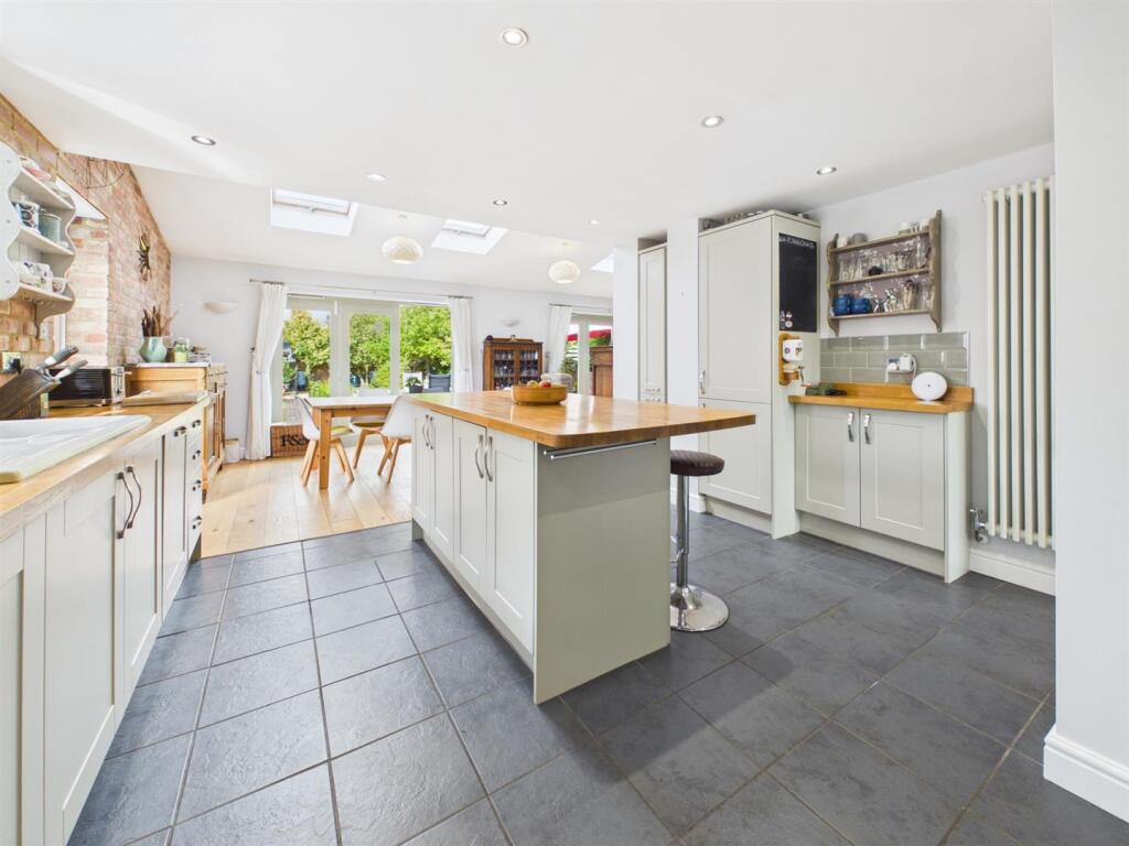 House in Reading, The Triangle, Tilehurst - View 2