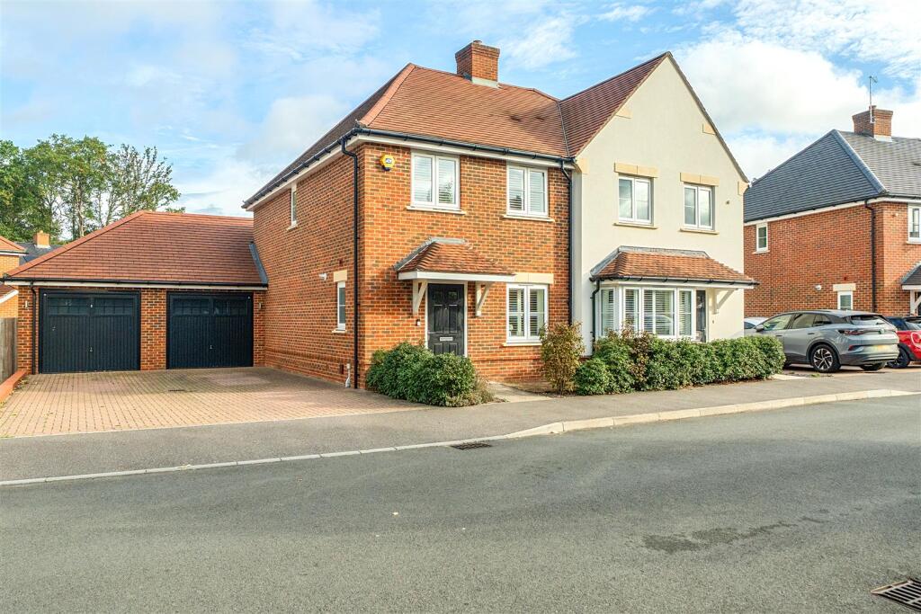 3-bed semi-detached on Swords Drive, Crowthorne, Berkshire, RG45 6GS, £535,000
