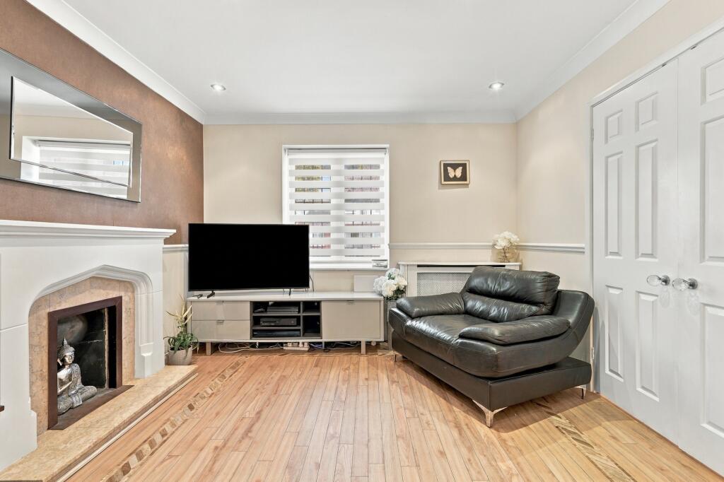 House in London, Elm Park - More