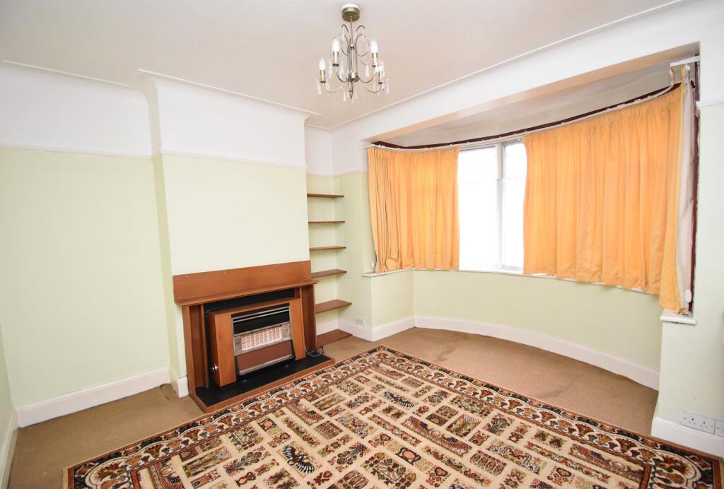 House in Woodford Green, Hale End - View 2
