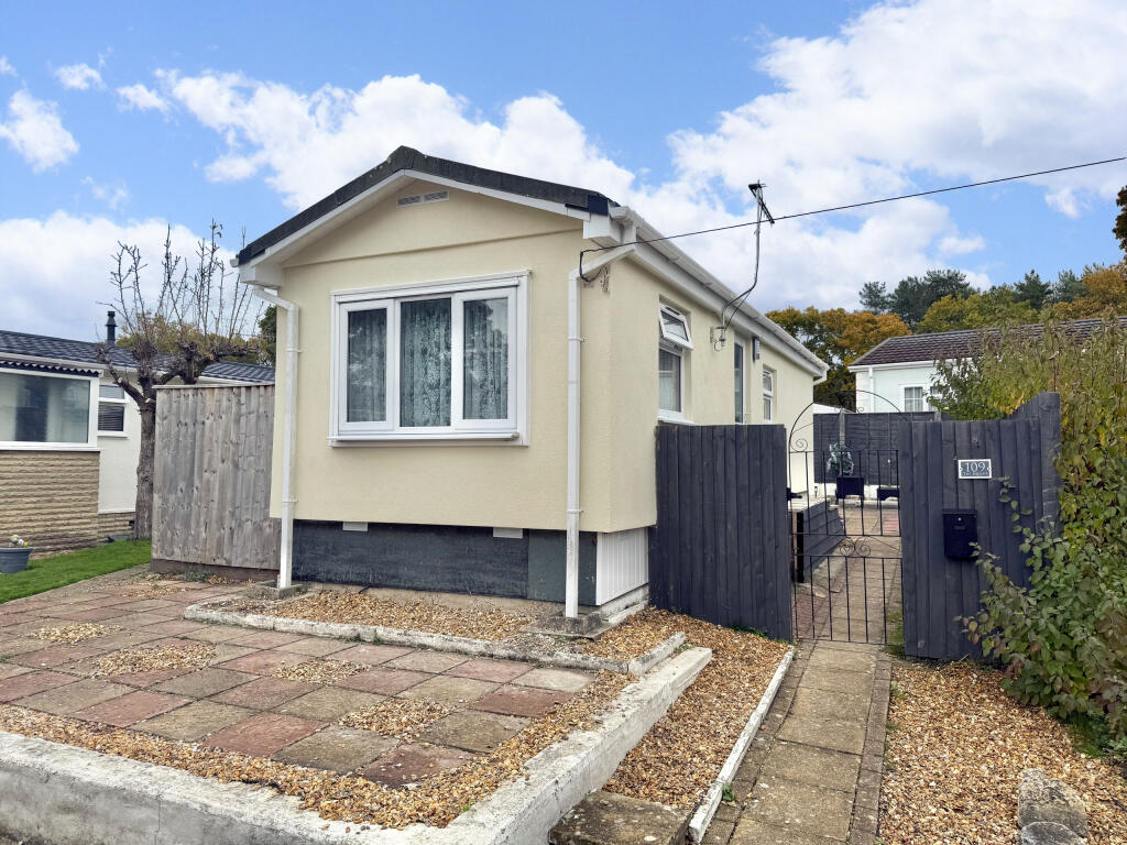1-bed caravan on Oaktree Park, St Leonards, Ringwood, BH24, £95,000