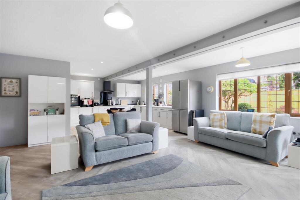 House in Chesterfield, Brampton - More