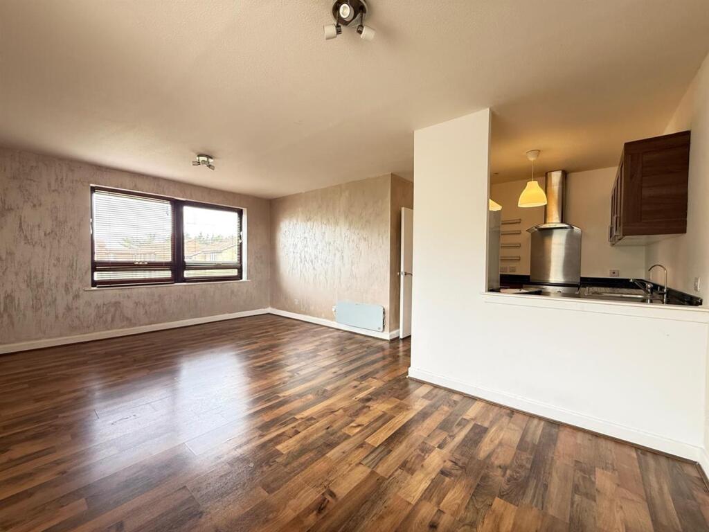 Apartment in Romford - View 3