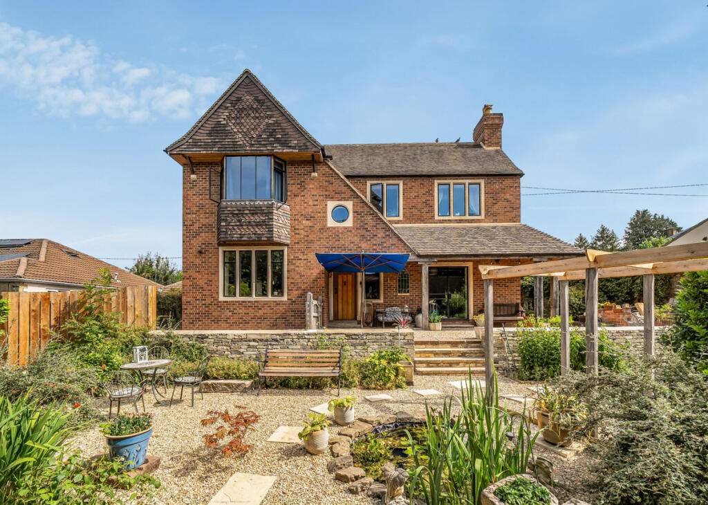 Main image of property: Cainscross Road, Stroud, GL5