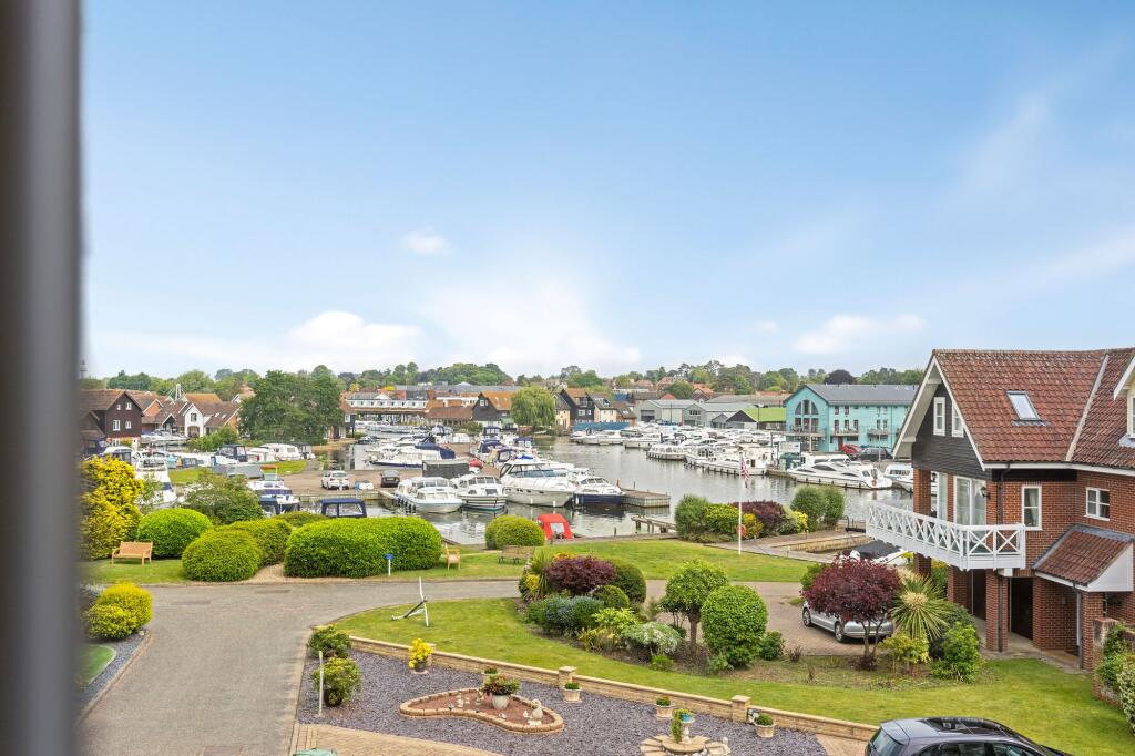 Superb Three Storey Riverside Home in Wroxham photo 3