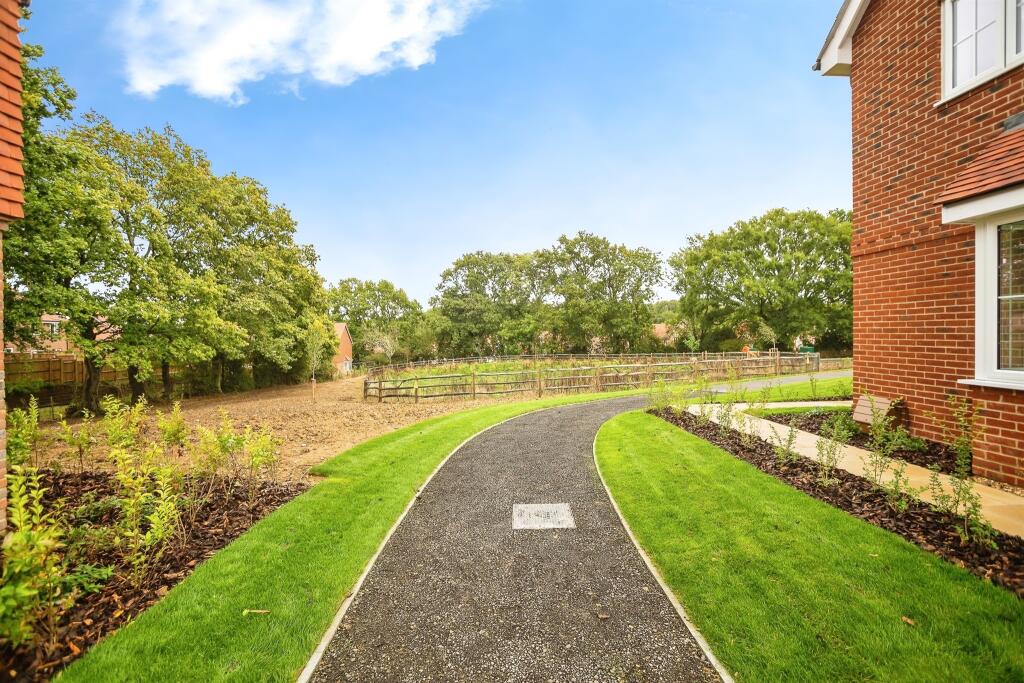 3 bed detached - The Nightingales, Crowborough image 3