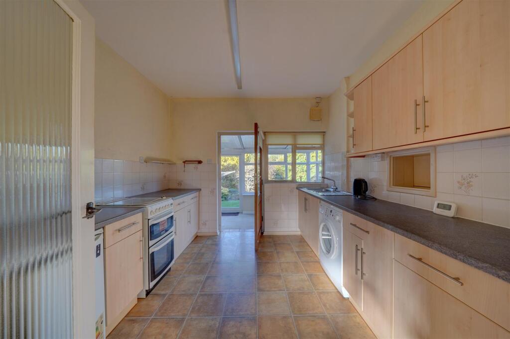 31 Hazelwood Close, Kidderminster photo 2