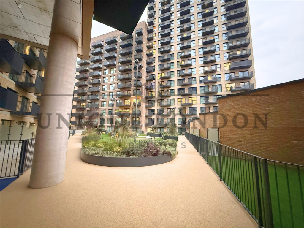 Main image of property: Kew Bridge Rise, 17 Pavana Square