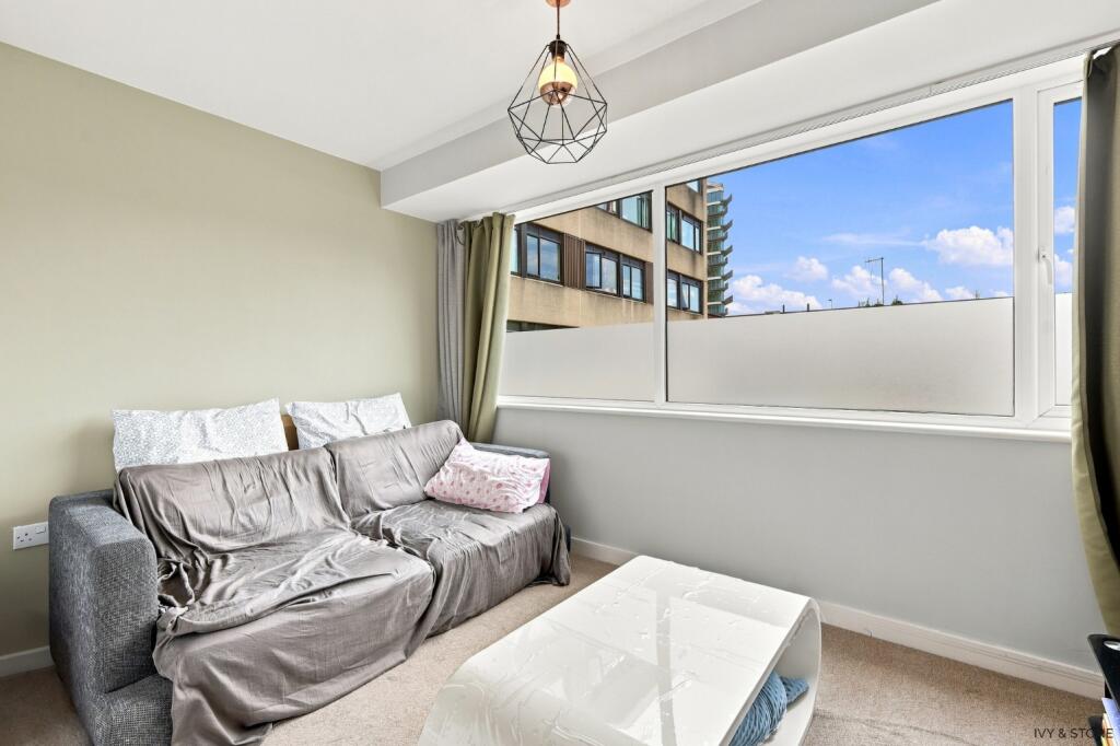 Apartment in London, Rush Green - View 2