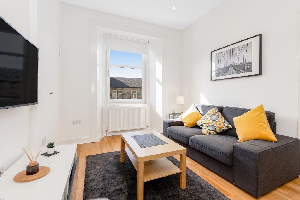 Apartment in Edinburgh, Comiston - View 2