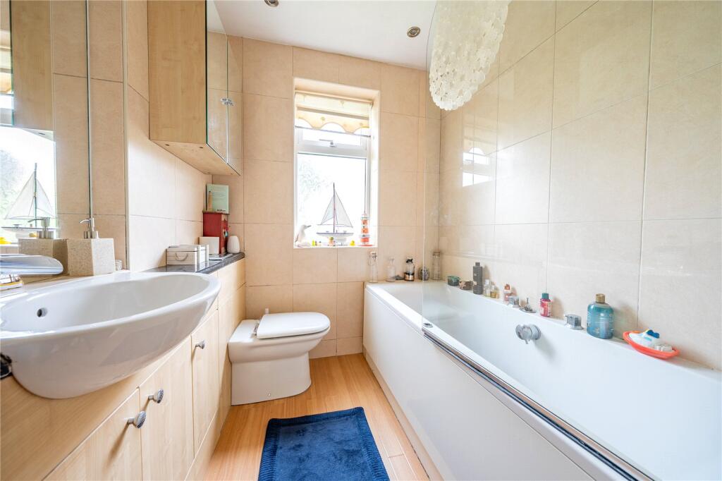 House in Leeds, Larkfield, Rawdon - More