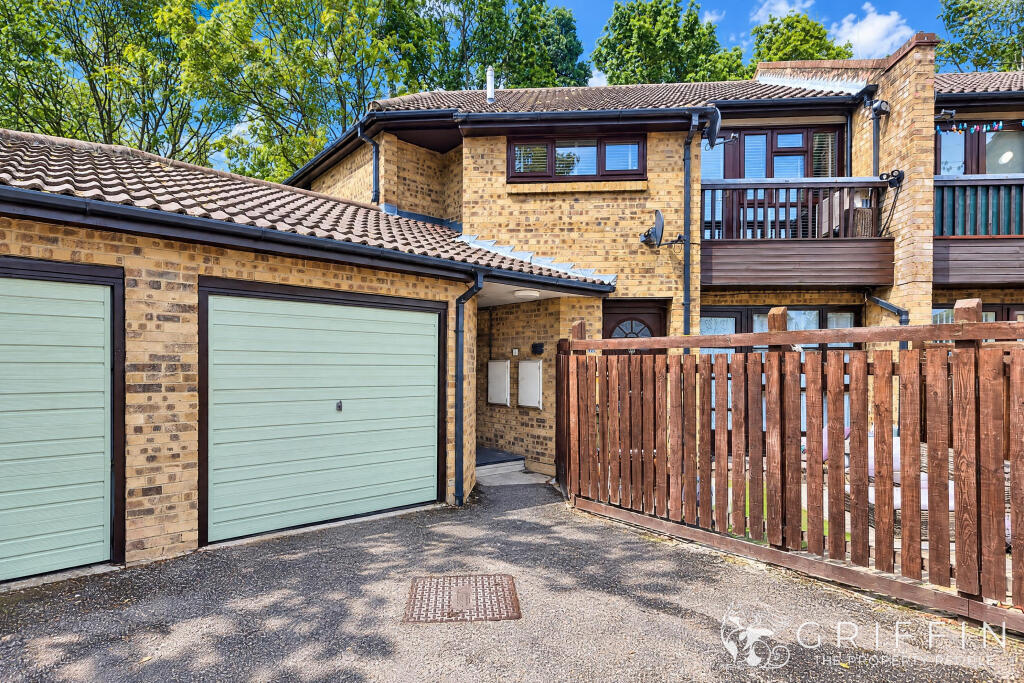 1-bed flat on Courtney Park Road, Langdon Hills, Basildon, SS16, £220,000