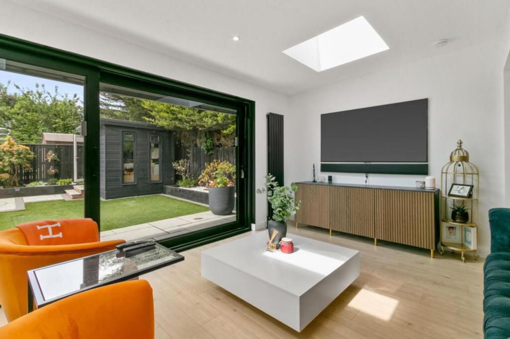 Manor Gate, Newton Mearns, G77 photo 4